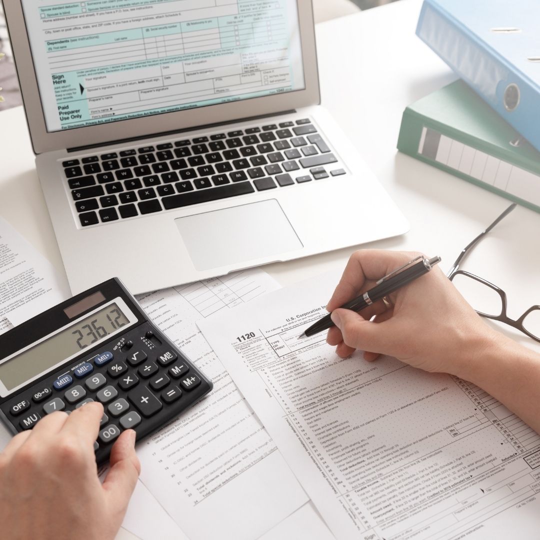 Finance tutor explaining portfolio management, CAPM, derivatives and risk