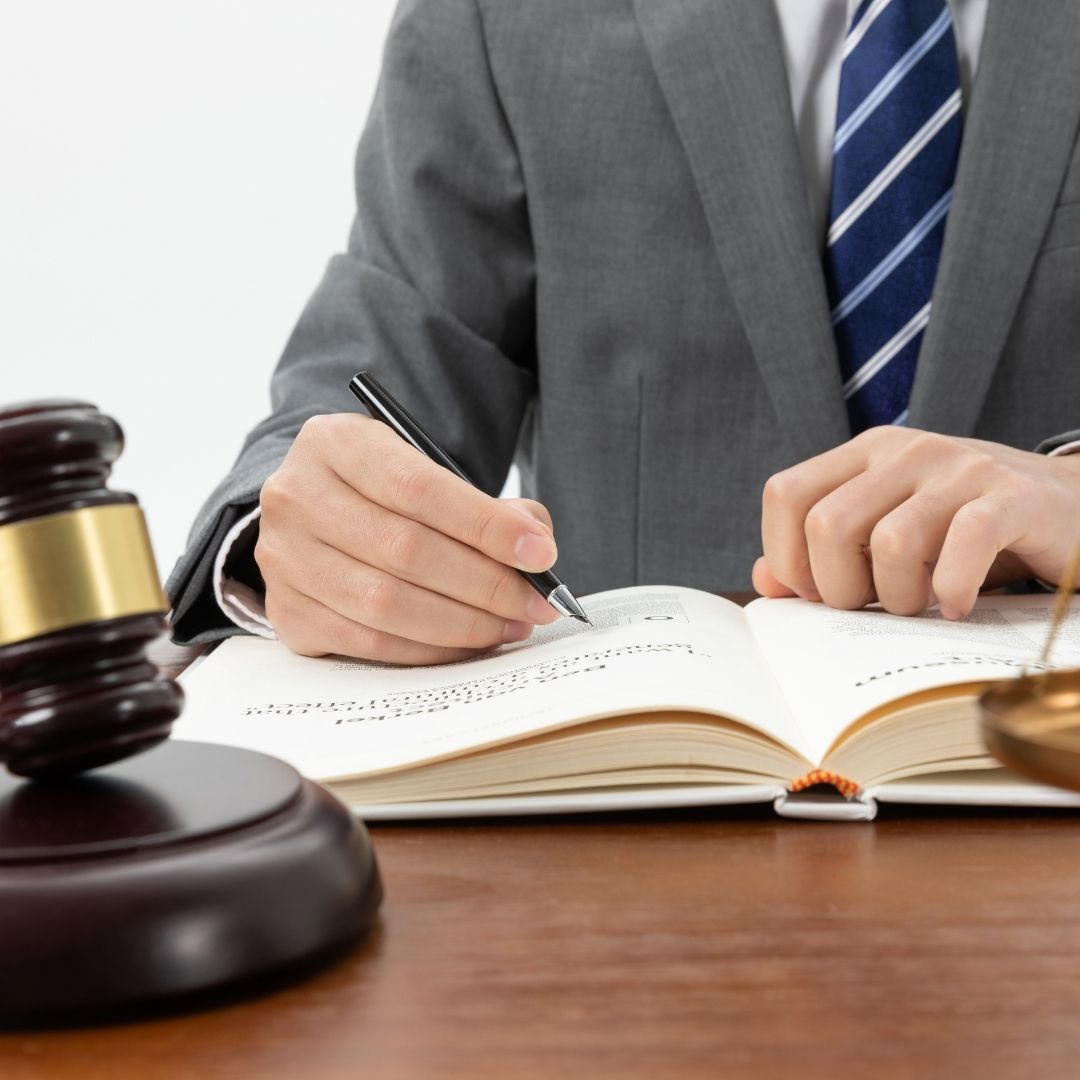 Law tutor explaining IRAC legal reasoning and problem question structure